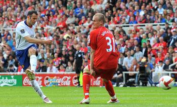 LEFTY: Ryan Giggs (left) fires a shot past defender David Wheater and into the Middlesbrough net. (ANDREW YATES/AFP/Getty Images)