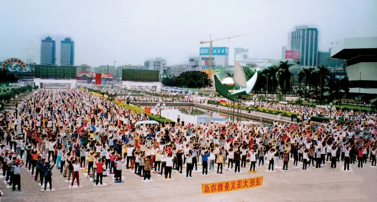 Millions of Falun Gong practitioners regularly gathered to practice exercises in parks all across China. Photo taken during morning practice in Guangzhou in 1998.