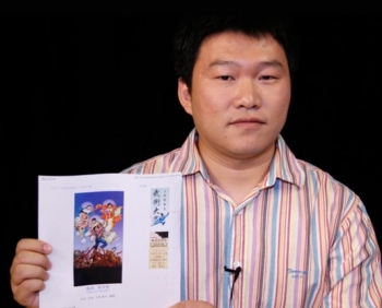 Guo Jingxiong holds his cartoon, “Spread the Word – Support 3 Million Chinese Quitting the CCP.” (Wei Junyu/The Epoch Times)