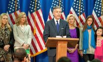 Huntsman Quits, Calls for Unity Behind Romney