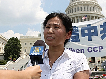 Gang He, wife of persecuted Chinese human rights lawyer Gao Zhisheg, addressed the rally and gave interviews to the press. (Lisa Fan/The Epoch Times) Gang He, wife of persecuted Chinese human rights lawyer Gao Zhisheg, addressed the rally and gave interviews to the press. (Lisa Fan/The Epoch Times)