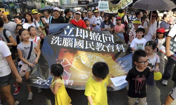 Starting at Victoria Park, 90,000 Hong Kong residents marched on July 29 against plans to introduce Chinese national education classes in Hong Kong schools. (Pan Zaishu/The Epoch Times)