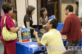 Parents and students were attracted to the Harvard University booth. (Ji Yuan/The Epoch Times) Parents and students were attracted to the Harvard University booth. (Ji Yuan/The Epoch Times)