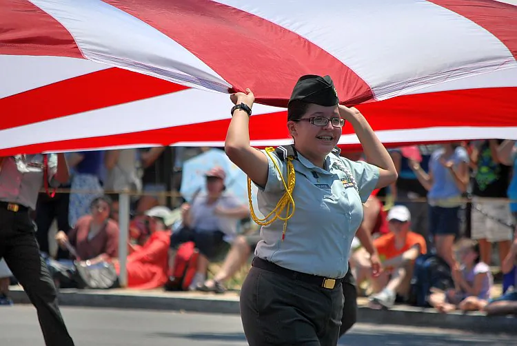 Participants in the 2012 National Independence Day Parade, on the National Mall in Washington, D.C, carry a massive American flag on July 4. (Ronny Dory/The Epoch Times)