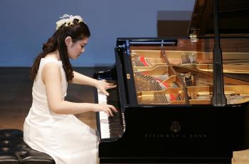 INNER STRENGTH: Li Yan performs at the 2009 NTDTV International Chinese Piano Competition in New York City. (Dai Bing/The Epoch Times) INNER STRENGTH: Li Yan performs at the 2009 NTDTV International Chinese Piano Competition in New York City. (Dai Bing/The Epoch Times)
