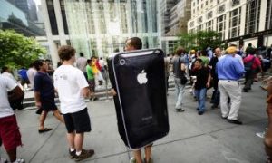 Apple's iPhone 4 Goes on Sale