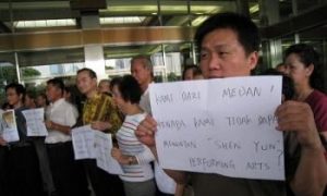 Theater-Goers Protest CCP Interference at Indonesia Shen Yun Show