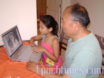 Jia Xuegang and granddaughter Zhang Zhishuo browsing pictures of Jia Yahun. (Photos provided by Jia Xuegang)