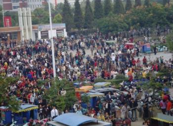 Thousands of Jiangsu residents rally against police for using violence against the parents of a student who committed suicide. (The Epoch Times) Thousands of Jiangsu residents rally against police for using violence against the parents of a student who committed suicide. (The Epoch Times)