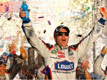 Johnson Wins NASCAR Phoenix Race, Closes in on Championship