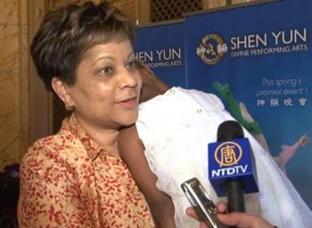Seattle school superintendent Dr. Goodloe-Johnson and her daughter at the Seattle production of Shen Yun Performing Arts (NTDTV)