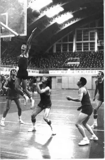 ABOVE THE RIM: Kai Chen, former Chinese national team forward (in the air), against Romania’s national team in 1975, in Bucharest, Romania.  (Kai Chen)