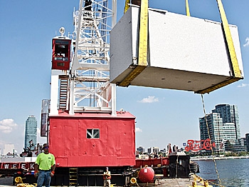 GIANT PILLAR: A crane delivers a 36-ton granite pillar to the south tip of Roosevelt Island on Monday, Sept. 13. The pillar is one of 24 that will comprise part of the Franklin D. Roosevelt Four Freedoms Park, to completed in two years. (Andrea Hayley/Epoch Times Staff)