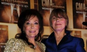 Loretta Lynn Presents Miranda Lambert with Top CMA Vocalist Award