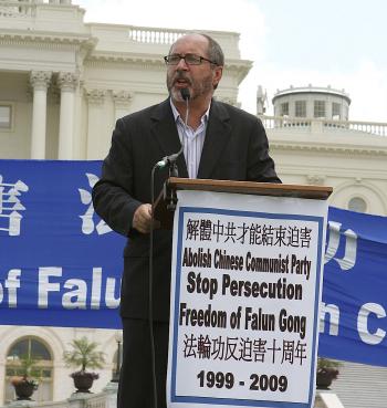 Rev. Mahoney described how he laid roses in Tiananmen Square to honor the martyrs. (Lisa Fan/The Epoch Times) Rev. Mahoney described how he laid roses in Tiananmen Square to honor the martyrs. (Lisa Fan/The Epoch Times)