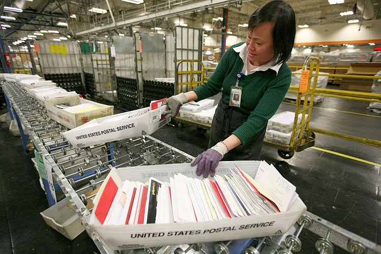 A postal worker at a U.S. Post Office sort center in San Francisco in a file photo. (Justin Sullivan/Getty Images)