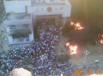 Nearly ten thousand angry people attack the County government building and set fire to the public security bureau office after a female student was raped and killed in Wenan County, in the Guizhou Province of China . (The Epoch Times) Nearly ten thousand angry people attack the County government building and set fire to the public security bureau office after a female student was raped and killed in Wenan County, in the Guizhou Province of China . (The Epoch Times)