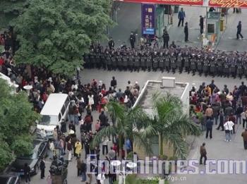 On December 30, 2008, the public protested conversion operations in Guangzhou City, China. The authorities sent thousands of armed police to guard and disperse the public. Conflicts then arose between the public and the armed police. (The Epoch Times) On December 30, 2008, the public protested conversion operations in Guangzhou City, China. The authorities sent thousands of armed police to guard and disperse the public. Conflicts then arose between the public and the armed police. (The Epoch Times)