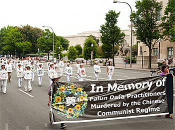 Thousands of Falun Gong practitioners march though Washington D.C. calling for an end to the persecution. (Edward Dai/The Epoch Times) Thousands of Falun Gong practitioners march though Washington D.C. calling for an end to the persecution. (Edward Dai/The Epoch Times)