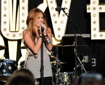 Miley Cyrus to Play FBI-Hired PI in ‘So Undercover’