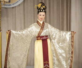 Chen Ying's silver-winning formalwear design. (Bing Dai/The Epoch Times) Chen Ying's silver-winning formalwear design. (Bing Dai/The Epoch Times)