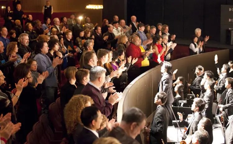 Shen Yun performers and the orchestra receive a standing ovation, at a performance in early 2011. (Edward Dai/The Epoch Times)