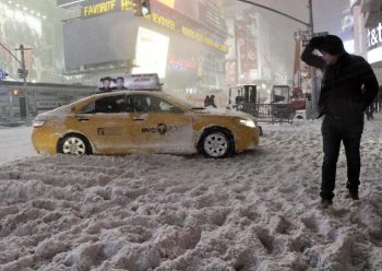 Metro-North: The blizzard has caused many obstacles in traveling, affecting MTA Metro-North Railroad and cars. (Phoebe Zheng/The Epoch Times)