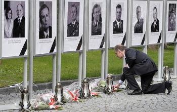 Polish defence minister Bogdan Klich lays flowers, on April 12, 2010, at the ministry in Warsaw, in front of pictures of victims' of the plane crash that killed Polish President Lech Kaczynski. (Janek Skarzynski/AFP/Getty Images) Polish defence minister Bogdan Klich lays flowers, on April 12, 2010, at the ministry in Warsaw, in front of pictures of victims' of the plane crash that killed Polish President Lech Kaczynski. (Janek Skarzynski/AFP/Getty Images)