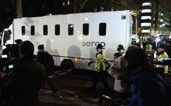 Founder of Wikileaks, Julian Assange, is taken back to prison after a court hearing in central London on Tuesday. (Edward Stephen/The Epoch Times)