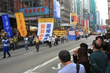The streets were filled with people watching the celebration. (Li Ming/The Epoch Times) The streets were filled with people watching the celebration. (Li Ming/The Epoch Times)