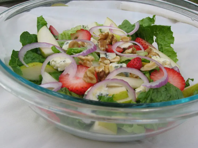 Strawberry and Pear Raspberry Vinaigrette Salad is a delightful salad that everyone will enjoy. (Maureen Zebian/The Epoch Times)