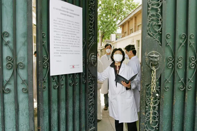 Quarantined medical workers are seen wearing masks to protect against the Severe Acute Respiratory Syndrome (SARS), on April 30, 2004, in Beijing, China. Reports are starting to emerge in Feb. 2012 of an outbreak of SARS-like symptoms in China. (Photo by Getty Images)