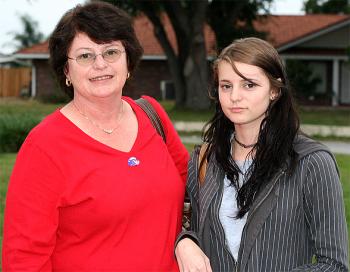 Dianne Shelton chose McCain; she and her daughter both like Sarah Palin. (James Fish/The Epoch Times) Dianne Shelton chose McCain; she and her daughter both like Sarah Palin. (James Fish/The Epoch Times)