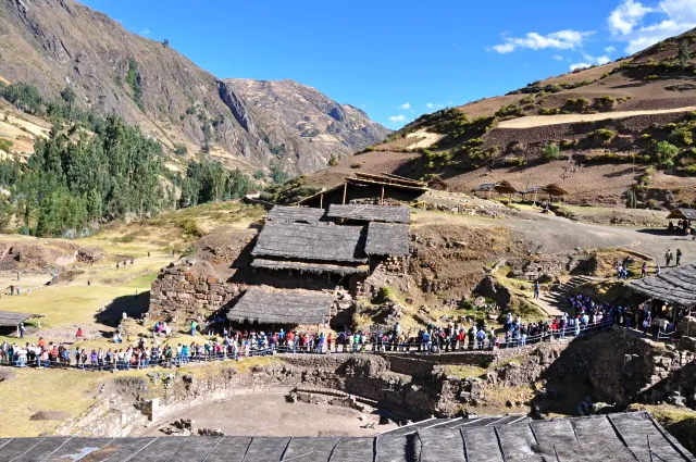 Partially articulated walls and temporary stabilization measures in Cerro Las Monjas, Peru, in 2009. (David Almeida)