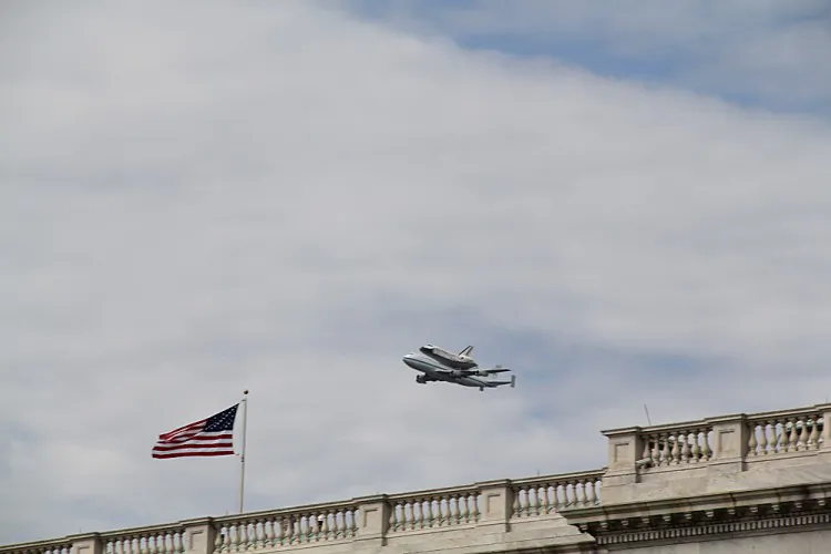 Space shuttle Discovery flew right over Capitol Hill in Washington, Tuesday, April 17, on its last flight before retiring to the Smithsonian's annex at Dulles International Airport. (Shar Adams/The Epoch Times)