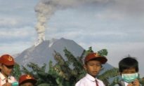 Sumatra Volcano Erupts for Second Day, Thousands Evacuate