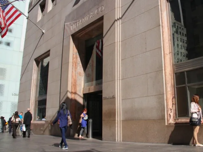 The Tiffany & Co. flagship store, which was built in 1940, is shown on Fifth Avenue in Midtown Manhattan on March 20. Tiffany reported that its fiscal fourth-quarter earnings came in below analyst expectations, but estimated that 2012 earnings per share would come in higher than Wall Street expectations. (Benjamin Chasteen/The Epoch Times)