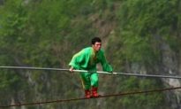 Xinjiang Man Breaks Tightrope Walking World Record