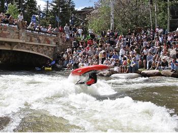 A kayaker practices his 'loops' before a large crowd at the Teva Mountain Games last weekend in Vail, Colorado. (A. Muir Ellsmore/The Epoch Times) A kayaker practices his 'loops' before a large crowd at the Teva Mountain Games last weekend in Vail, Colorado. (A. Muir Ellsmore/The Epoch Times)