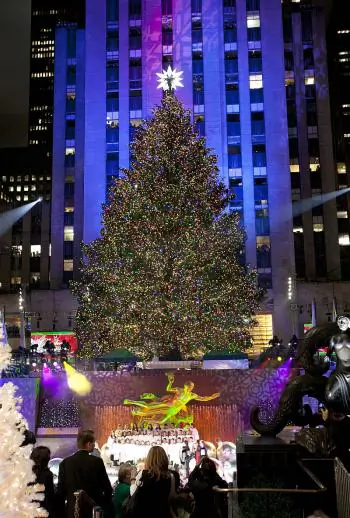 OH CHRISTMAS TREE: The beautifully lit Christmas tree in Rockefeller Center.(By Edward Dai/The Epoch Times)