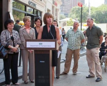 Department of Transportation Commissioner Janette Sadik-Khan unveils a pedestrian plaza and improved traffic regulations in Union Square this Wednesday. (The Epoch Times)