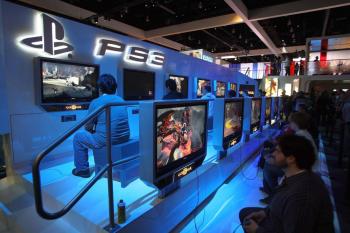 Showgoers try out games at the PlayStation 3 exhibit at the 2009 E3 Expo on June 3, 2009 in Los Angeles, California. (David McNew/Getty Images)