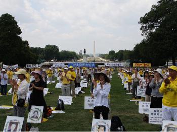 A crowd of thousands welcomes Gang He, wife of persecuted Chinese human rights lawyer Gao Zhisheg. (Lisa Fan/The Epoch Times) A crowd of thousands welcomes Gang He, wife of persecuted Chinese human rights lawyer Gao Zhisheg. (Lisa Fan/The Epoch Times)