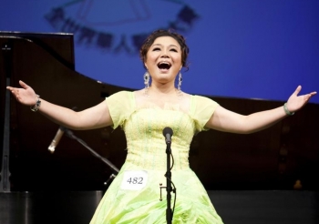 Soprano Geng Haolan from Guangzhou, Guangdong, China, is crowned the gold award recipient for 2009 NTDTV Chinese International Vocal Competition. (Edward Dai/The Epoch Times)