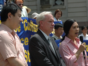 (From left) Falun Gong spokesperson, Erping Zhang, Council Member Tony Avella, and event host Tysan Dolnyckyj, address the rally from the steps of New York City Hall. (Joshua Philipp/The Epoch Times)