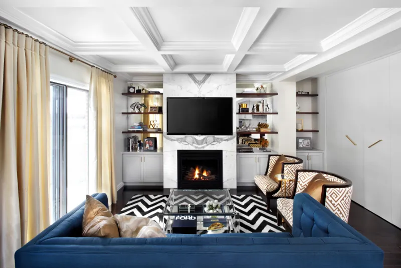 The living room’s peacock coloured couch provides glamourous seating while adding a bold boost to the room’s patterns. (Lisa Petrole Photography, www.lisapetrole.com)