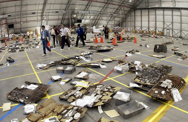 Разследващите катастрофата на НАСА поставят отломки от космическата совалка Колумбия върху решетка на пода на хангар на 4 март 2003 г. в космическия център Кенеди във Флорида.  (НАСА/Гети изображения)