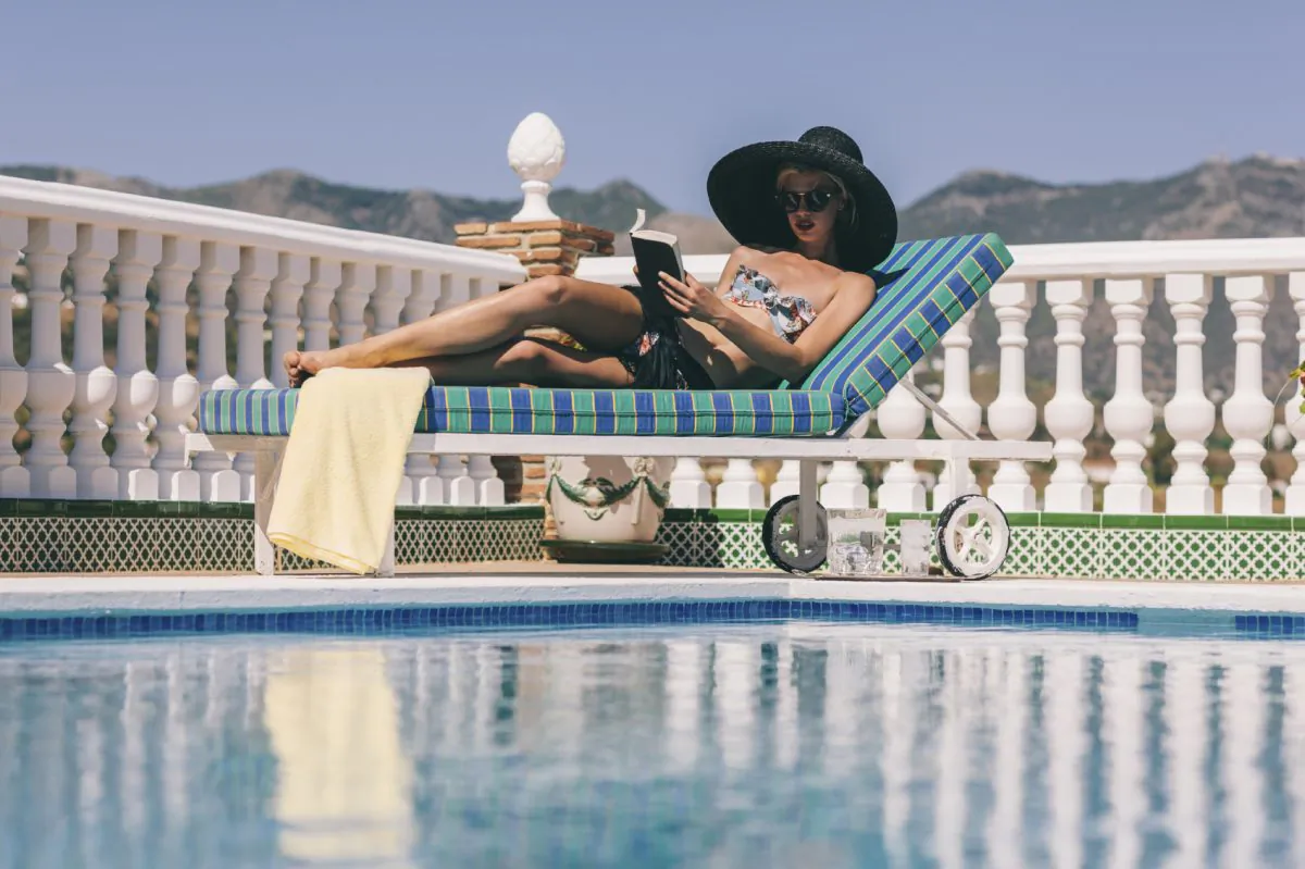 Poolside pretention. (ep_stock/iStock)