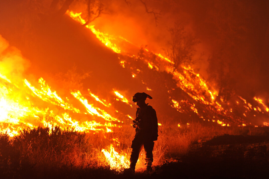 Wildfires Wreak Havoc in Drought-Choked Western States | The Epoch Times