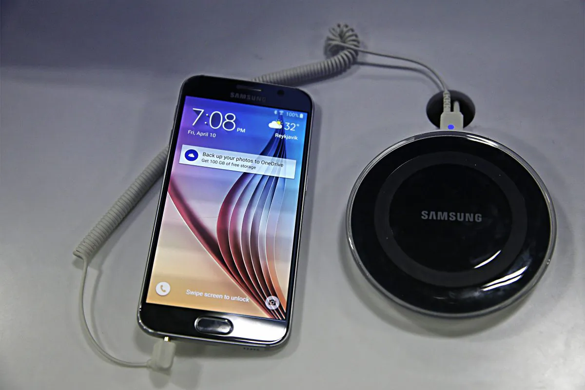 In this April 10, 2015 file photo, the new Samsung Galaxy S6 smartphone is on display at a Best Buy electronics store in San Francisco. (AP Photo/Eric Risberg; effects added by Epoch Times)